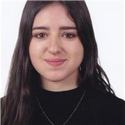 Estudiante da clases a niños de primaria